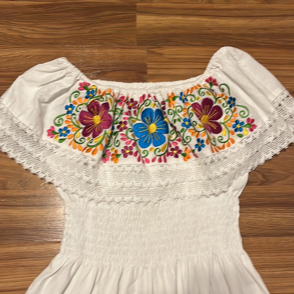 White dress - Picture 4 of 5